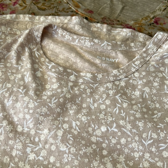 Women’s plus size tops in print color from old Navy. 2 tops size 2x - Picture 2 of 3